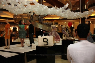 A TWIST ON COUTURE: a fashionable display of creations in balloons (Dubai 2009)